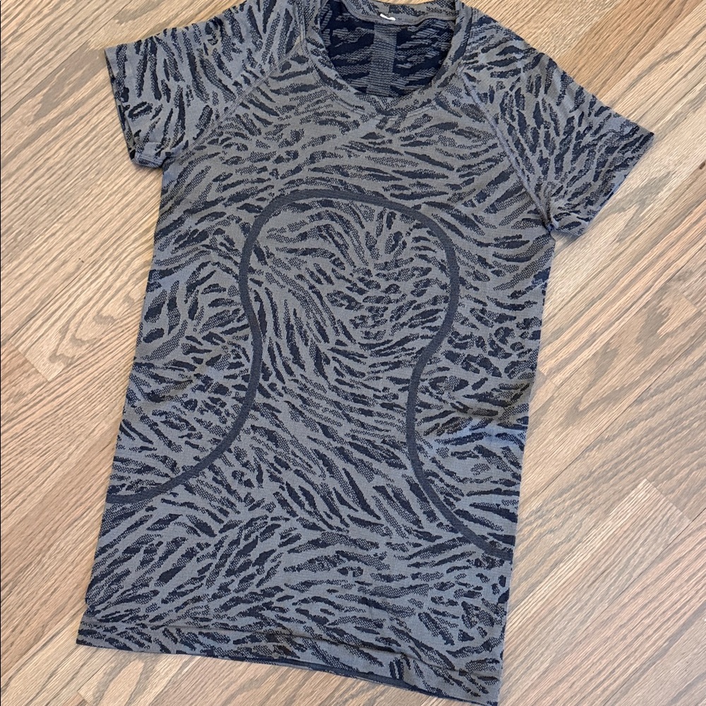 Like new - so cute! Lululemon Swiftly Short Sleeve Top Sz 6